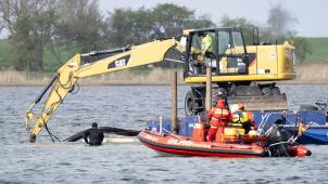 <p>Ein Bagger gräbt eine Rinne für den Wal: Der vor rund drei Wochen bei Wismar gestrandete Buckelwal liegt weiterhin im Flachwasser fest.</p>