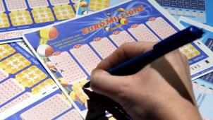 <p>Ein Lottoschein wird ausgefüllt: Die Nationallotterie sucht derzeit den Besitzer eines Gewinns von 600.000 Euro.</p>