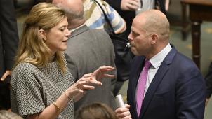 <p>Annelies Verlinden (links) im Gespräch mit Theo Francken (rechts) in der Kammer</p>