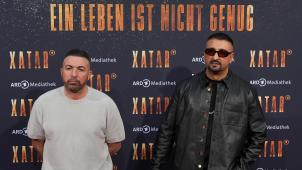 <p>Die Rapper Samy (l) und SSIO (Ssiawosch Sadat) kommen zur Preview der ARD-Doku „XATAR - Ein Leben ist nicht genug“.</p>