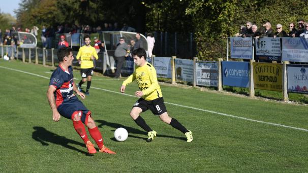 <p>Tobias Lauffs (r.) traf beim Kantersieg per Doppelpack.</p>