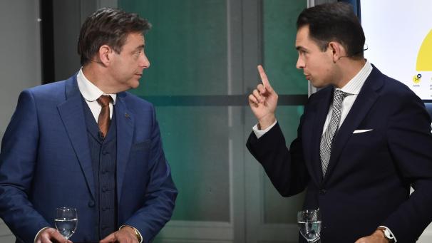 <p>N-VA-Chef Bart De Wever (l.) und Tom Van Grieken, Präsident des Vlaams Belang, am Wahlabend des 26. Mai.</p>