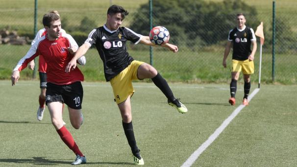 <p>Yann Esser (r.) sicherte dem KSC Lontzen einen Zähler im Prestigederby gegen Eupen B.</p>