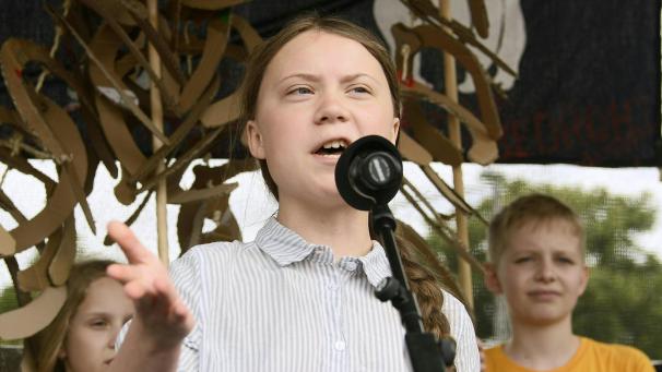 <p>Greta Thunberg protestiert seit August 2018 regelmäßig vor dem Reichstag in Stockholm dafür, dass Schweden mehr für den Klimaschutz tut. Aus ihrem Schulstreik ist eine internationale Klimaprotestbewegung mit Hunderttausenden Anhängern geworden.</p>