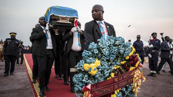 <p>Étienne Tshisekedi ist seit gut zwei Jahren tot - aber sein Leichnam durfte bisher nicht nach Hause. Das änderte sich erst, als sein Sohn an die Macht kam.</p>