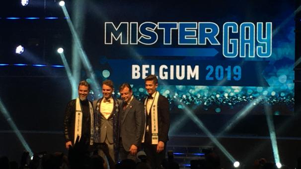 <p>Jury-Mitglied Bart De Wever mit den drei Erstplatzierten des Mister-Gay-Wettbewerbs, Matthias De Roover (2.v.l.), Thierry Toebat (l., Platz zwei) und Niels Van Den Steen (r.)</p>