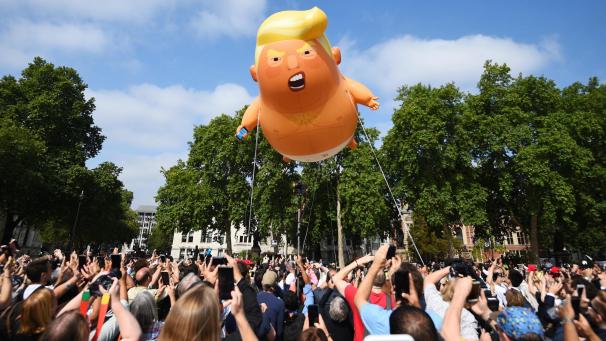 <p>Ein Ballon, der Trump als Baby darstellt, fliegt über dem Parliamant Square in London bei Protesten gegen den ersten Staatsbesuch des US-Präsidenten im Juli 2018.</p>