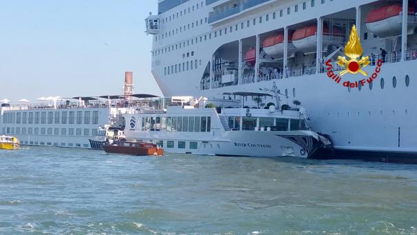<p>Das Kreuzfahrtschiff «Msc Opera» stieß beim Anlanden an der Anlegestelle San Basilio im Kanal von Giudecca mit einem Touristenboot zusammen.</p>