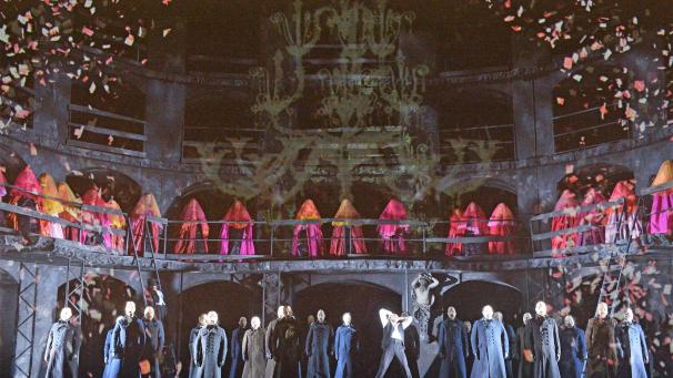 <p>Szenenbild einer Aufführung von „I Puritani“ an den Städtischen Bühnen Frankfurt.</p>