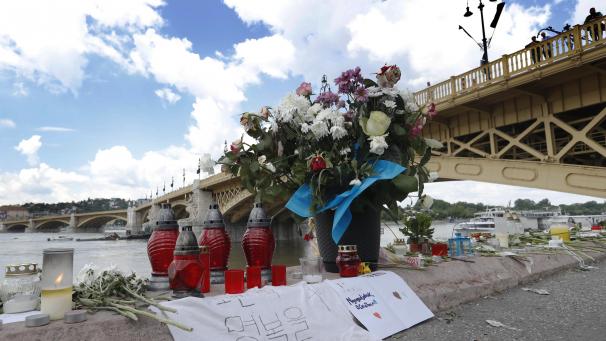<p>Blumen liegen nahe der Margitbrücke an der Donau. Vier Tage nach dem schweren Schiffsunglück auf der Donau in Budapest mit mindestens sieben Toten ist der Kapitän des Flusskreuzfahrtschiffs für einen 30-Tage-Zeitraum verhaftet worden.</p>