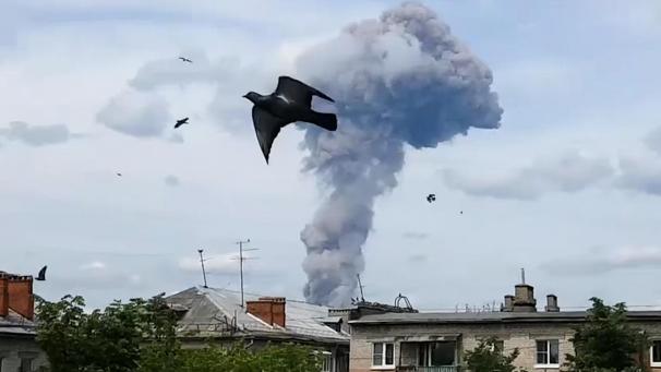 <p>Rauch steigt nach einer Explosion über einem Munitionsbetrieb Dserschinsk auf.</p>
