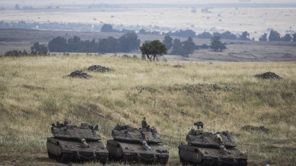 <p>Golanhöhen: Israelische Merkava Kampfpanzer sind nahe der syrischen Grenze positioniert (Archivbild).</p>