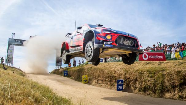 <p>Thierry Neuville am berühmten Sprunghügel der Wertungsprüfung Fafe in Portugal.</p>