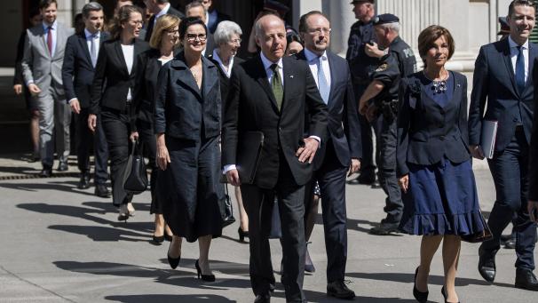 <p>Die designierte Kanzlerin Brigitte Bierlein (rechts) und Clemens Jabloner (Mitte), der neue Vizekanzler und Justizminister von Österreich, zusammen mit weiteren Kabinettsmitgliedern bei der Ankunft im Präsidentenpalast in Wien.</p>