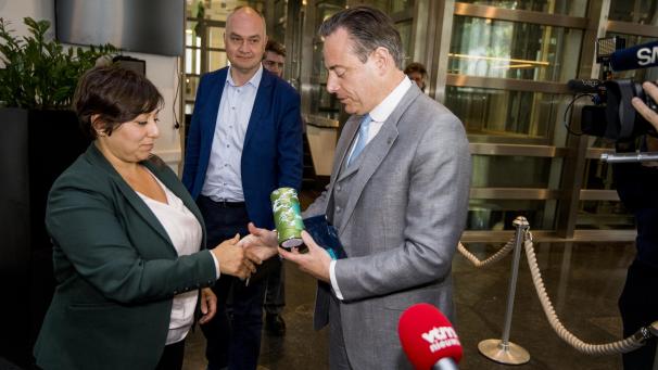 <p>Bei den ersten Gesprächen überraschte De Wever (r.) jede Parteidelegation (hier Groen) mit einem - ironischen - Geschenk. Die zweite Runde wird viel diskreter verlaufen.</p>