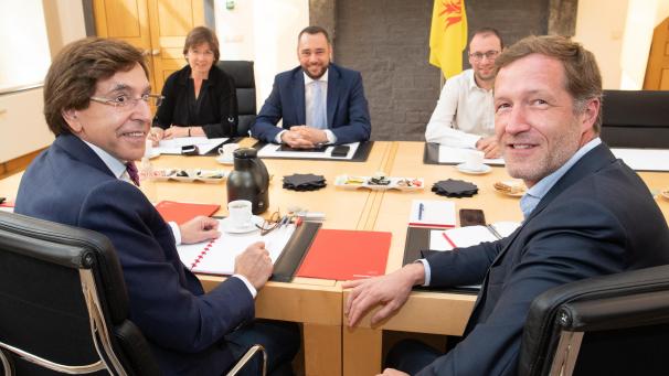 <p>Beim Gespräch mit Elio Di Rupo (vorne, l.) und Paul Magnette (r.) wurde CDH-Parteichef Maxime Prévot (M.) begleitet von Malmedys Bürgermeister Jean-Paul Bastin (r.) und Vizeministerpräsidentin Alda Greoli.</p>