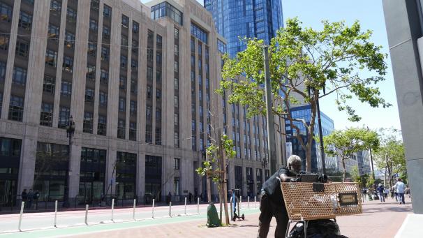 <p>Ein Obdachloser schiebt seinen Einkaufswagen mit Habseligkeiten entlang der Market Street, vorbei am Twitter-Hauptquartier.</p>