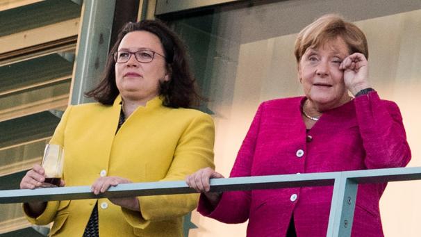<p>Die eine ging schon, die andere sitzt noch: Andrea Nahles und Angela Merkel.</p>