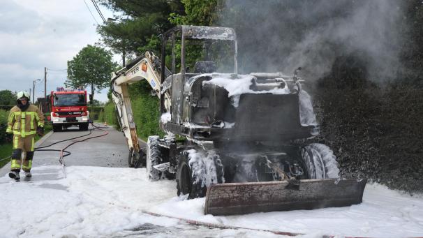 <p>Die Feuerwehr setzte zum Löschen des brennenden Baggers Löschschaum ein.</p>