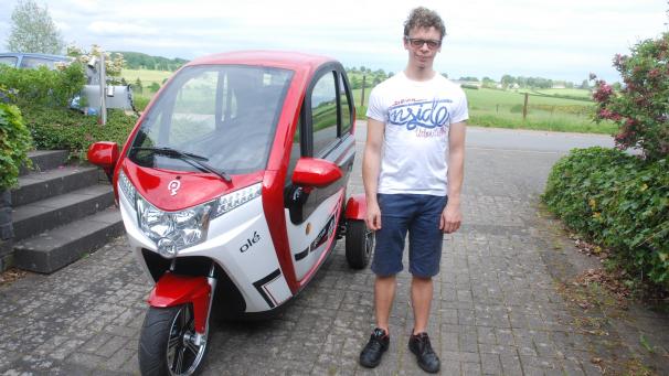<p>Youri Theissen genießt die neue Freiheit, die ihm sein neuer Kabinenroller bietet. Der 21-jährige Iveldinger kam mit dem Williams-Beuren-Syndrom zur Welt und kann sich nun mit seinem Elektrofahrzeug selbstständig auf den Eifeler Straßen bewegen.</p>