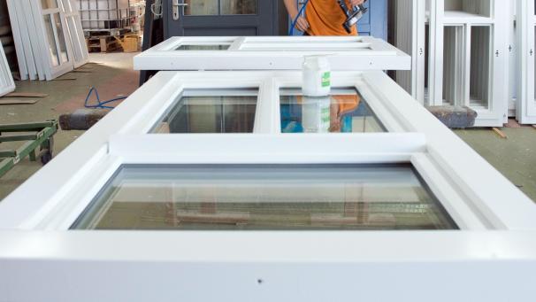 <p>Der Angeklagte soll für bestellte Fenster und Türen Anzahlungen in die eigene Tasche gesteckt haben.</p>