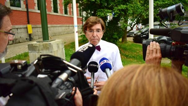<p>PS-Parteichef Di Rupo im Gespräch mit der Presse nach seinem Treffen mit Gewerkschaftsvertretern.</p>