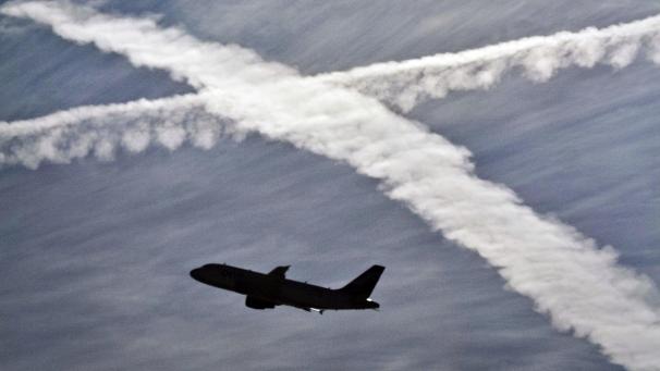 <p>Das Flugzeug bringt Urlauber an die schönsten Orte der Welt - doch aus ökologischen Gründen ist Reisen per Bahn und Auto besser, weil diese weniger CO2 verbrauchen.</p>