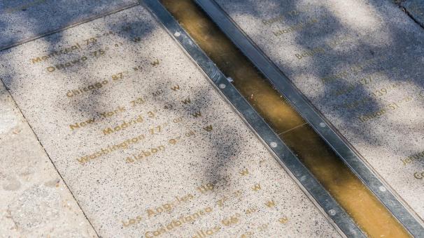 <p>Der sogenannte Nullmeridian verläuft durch Greenwich in London.</p>