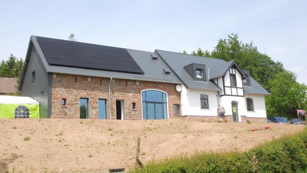 <p>Die VoG Dorfverein Holzheim legte bei der Einrichtung eines Dorfhauses sowie von zwei Sprungbrettwohnungen im früheren Forsthaus ein enormes Maß an Eigenleistung an den Tag. Am Pfingstwochenende wird Eröffnung gefeiert.</p>