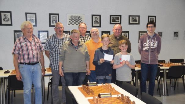<p>Gruppenbild der Organisatoren und der Erstplatzierten: Alfons Desauw, Guido Mertens, Dieter Plumanns, Matthias Röder, der neue Verbandsmeister Rudolf Meessen, Henri Els, Yannick Wertz, Victor Schleck und Yann Laurent (von links)</p>
