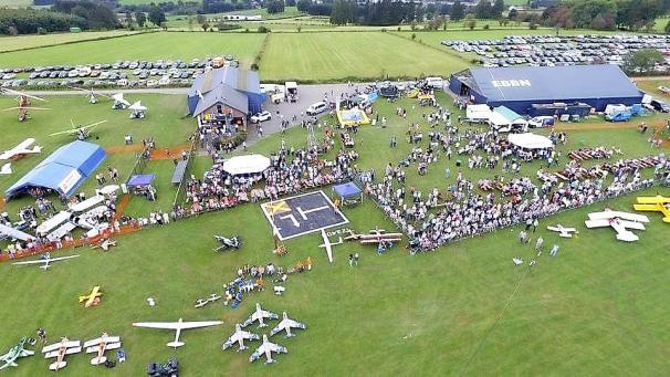 <p>Eine Luftaufnahme vom letzten Flugplatzfest: In diesem Jahr feiern die „Feuervögel“ ihr 40-jähriges Jubiläum.</p>