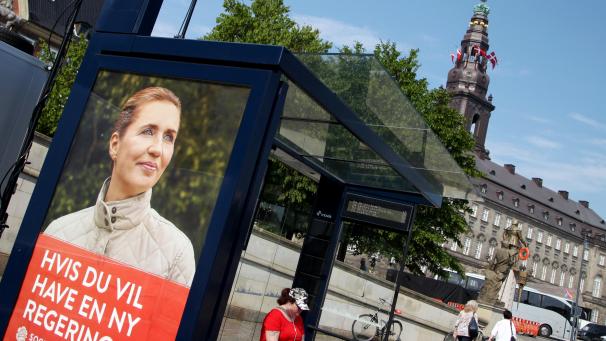 <p>Die dänischen Sozialdemokraten sind nach Auszählung aller Stimmen die stärkste Kraft geworden. Die Partei um ihre Vorsitzende Mette Frederiksen - hier ein Bild von ihr auf einem Wahlplakat - kam bei der Wahl am Mittwoch auf 25,9 Prozent.</p>