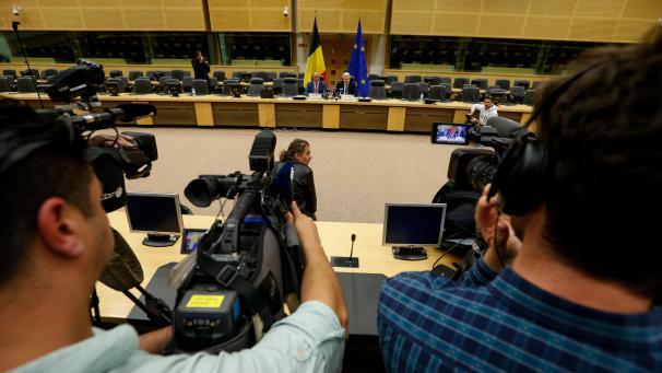<p>War das nicht eine Nummer zu groß? So schien es zumindest bei der Pressekonferenz, die die Informatoren Reynders (r.) und Vande Lanotte im riesigen Europasaal des Egmontpalastes organisierten.</p>