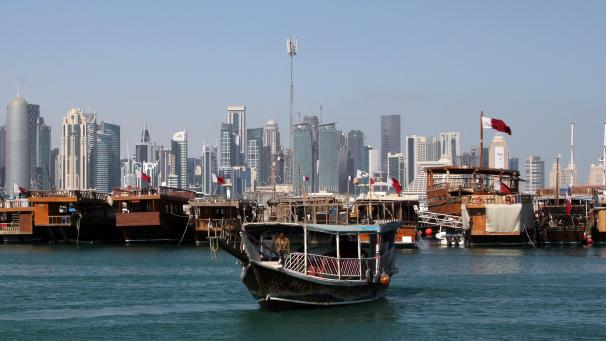 <p>Skyline mit Wolkenkratzern und Holzboote im Hafen: Doha zeigt sich tradionell und modern zugleich.</p>
