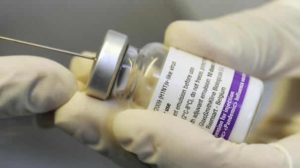 <p>Eine Impfdosis Pandemrix gegen die sogenannte Schweinegrippe: Erst waren es ungewöhnlich viele Kranke in Mexiko, dann wurde ein neues Virus entdeckt, dann geriet die Welt in Panik: vor zehn Jahren breitete sich die Grippe um den Globus aus.</p>
