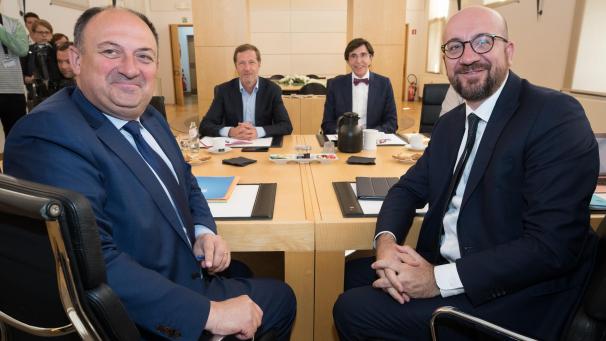 <p>Zweite Runde: Charles Michel (r.) und Willy Borsus zu Gast bei Elio Di Rupo und Paul Magnette (hinten).</p>