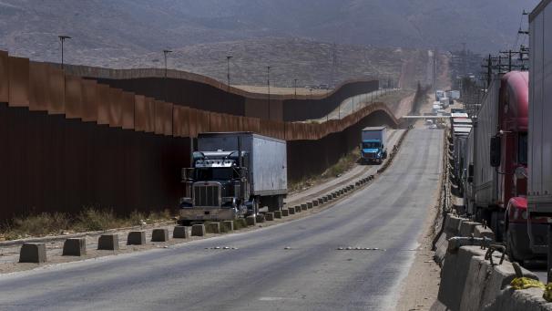 <p>Lastwagen fahren an einem Grenzzaun vorbei, bevor sie über die Grenze in die USA fahren. Unternehmen liefern derzeit möglichst viele Waren von Mexiko in die USA. US-Präsident Trump hatte angedroht, von Montag an Zölle in Höhe von fünf Prozent auf alle Wareneinfuhren aus Mexiko zu erheben.</p>