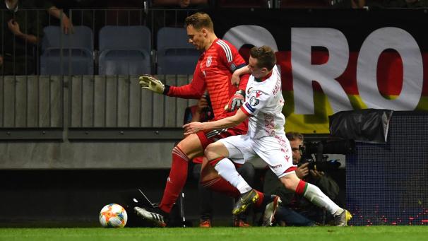 <p>Als Neuer den weißrussischen Stürmer Kowalew an der Eckfahne sehenswert austanzte, applaudierten sogar die Fans des Gastgebers.</p>