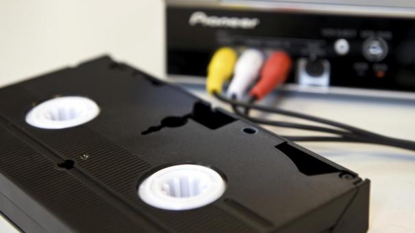 <p>Mit einem Videorekorder und einigen Hilfsmitteln lassen sich die Filme von alten VHS-Kassetten auf den Computer ziehen.</p>