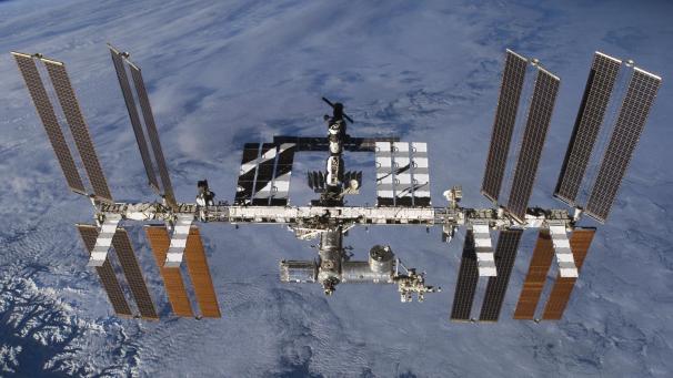 <p>ISS mit dem angedockten Wissenschaftslabor Columbus (Mitte, unten links)</p>
