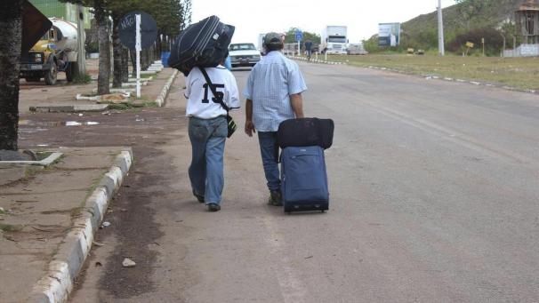 <p>Flüchtlinge aus Venezuela beim Grenzübertritt nach Brasilien. Immer mehr Asylsuchende aus dem Krisenland kommen auch in Europa an.</p>