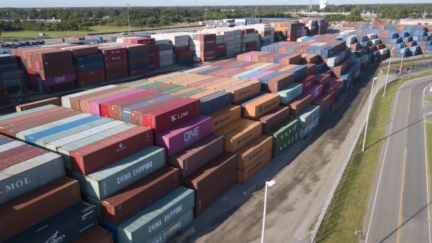 <p>Container der China Shipping Group und anderer Unternehmen stehen am Hafen Virginia International Terminal: Der Handelskonflikt zwischen den USA und China könnte nach Einschätzung von Volkswirten die internationalen Wirtschaftsbeziehungen dauerhaft beschädigen.</p>