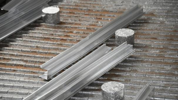 <p>Zusammen mit dem „Lang-Abfall“ der Sägen werden die zu Briketts komprimierten Späne zum Schmelzofen abtransportiert.</p>