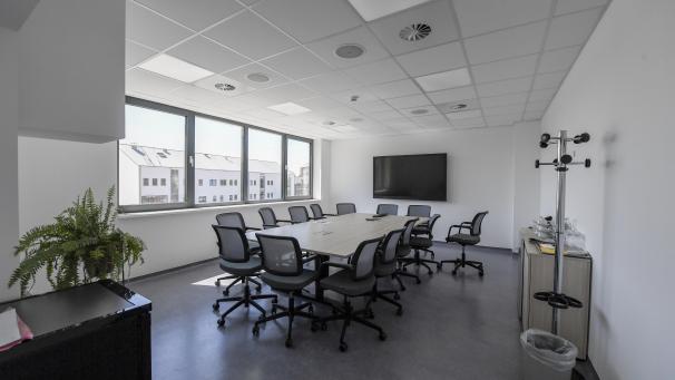 <p>Blick in einen Versammlungsraum des neuen Eupener Verwaltungsgebäudes.</p>