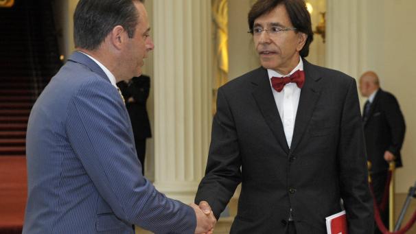 <p>Auch wenn beide Wahlverlierer sind und nicht kooperieren wollen: Von Bart De Wever (N-VA, l.) und Elio di Rupo (PS) hängt eine schnelle Regierungsbildung ab.</p>