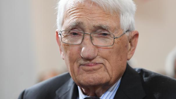 <p>Der Soziologe und Philosoph Jürgen Habermas blickt bei der Verleihung des Friedenspreises des Deutschen Buchhandels in der Paulskirche in die Kamera. Am 18. Juni wird Habermas 90 Jahre alt.</p>