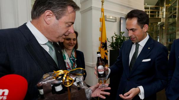 <p>Bart De Wever (l.) und Vlaams-Belang-Chef Tom Van Grieken bei ihrem ersten Treffen nach den Wahlen.</p>