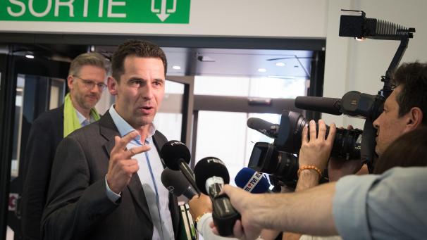 <p>Ein grünes (!) Schild „Ausgang“ über Ecolo-Copräsident Jean Marc Nollet: Nomen est omen?</p>