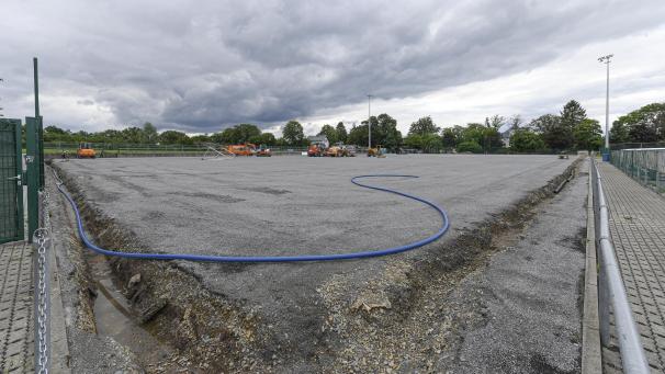 <p>Der vor zehn Jahren angelegte Kunstrasenplatz wird derzeit von Grund auf saniert. Diese Maßnahme lässt sich die AS Eupen 500.000 Euro kosten.</p>