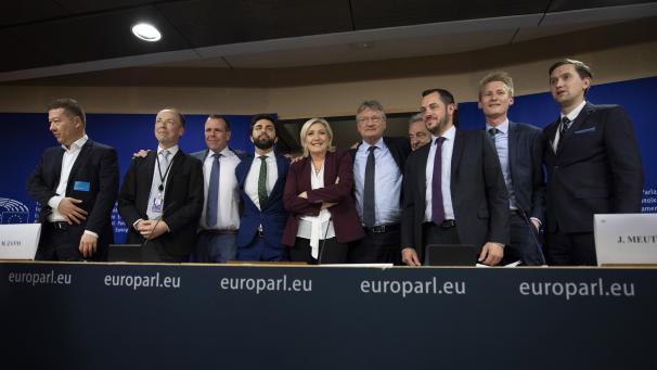 <p>Marine le Pen (Bildmitte), Vorsitzende der rechtspopulistischen Partei Rassemblement National aus Frankreich, steht anlässlich der Bildung einer neuen Fraktion im Europaparlament mit ihren Fraktionskollegen zusammen.</p>